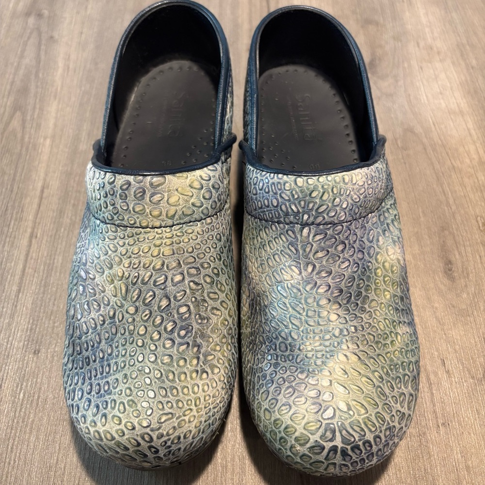Like new sanita clogs size 38